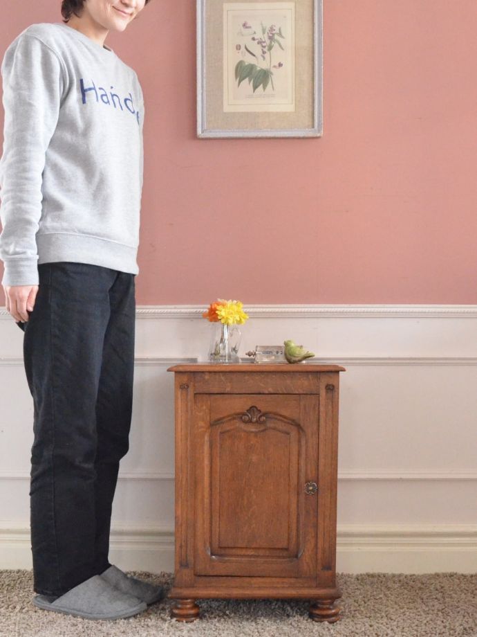 フランスの優雅なサイドキャビネット