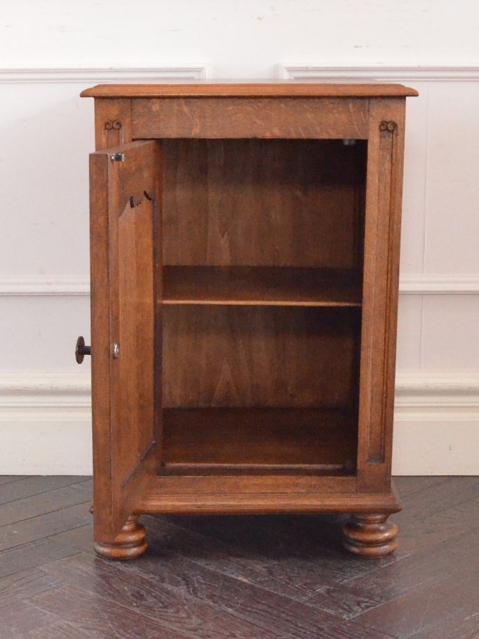 アンティークのサイドキャビネットの扉の中