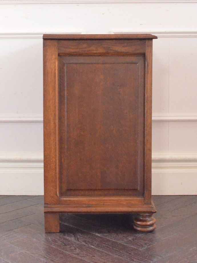 サイドキャビネットの側面