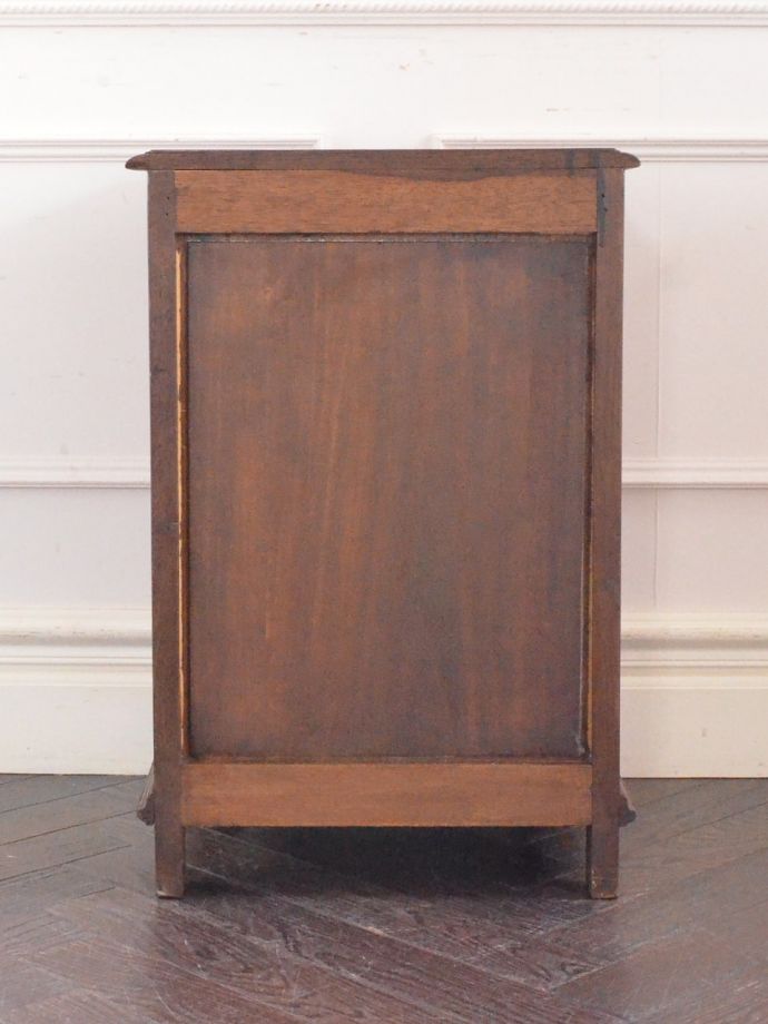 サイドキャビネットの後ろ姿