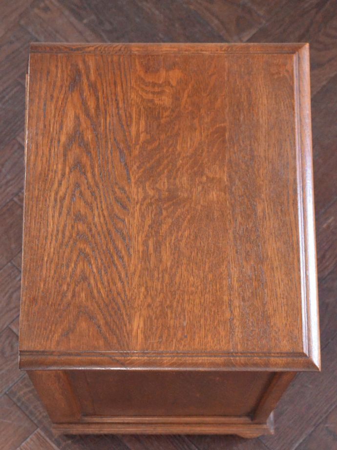 アンティークのサイドキャビネットの天板