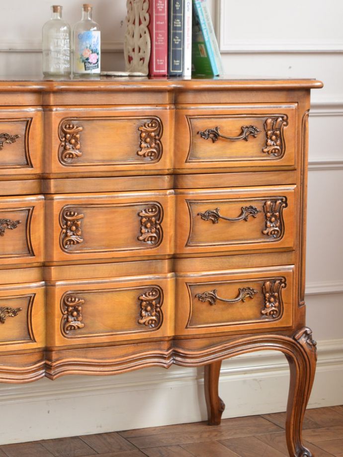 フランスの家具らしい美しいフォルム