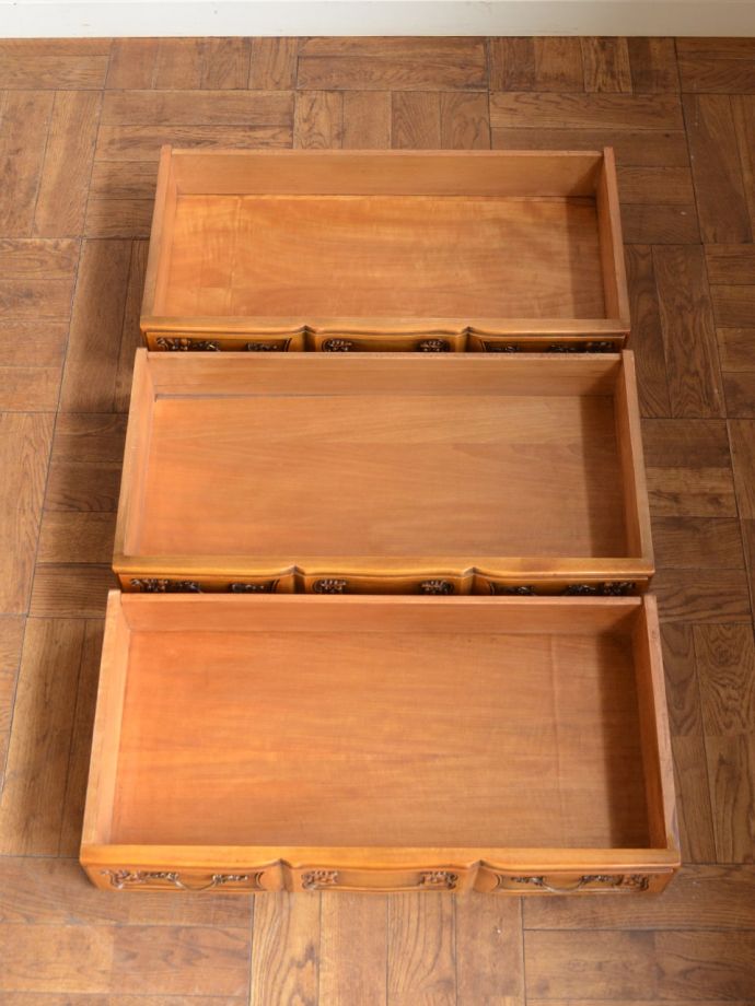 アンティークチェストの引き出しの中