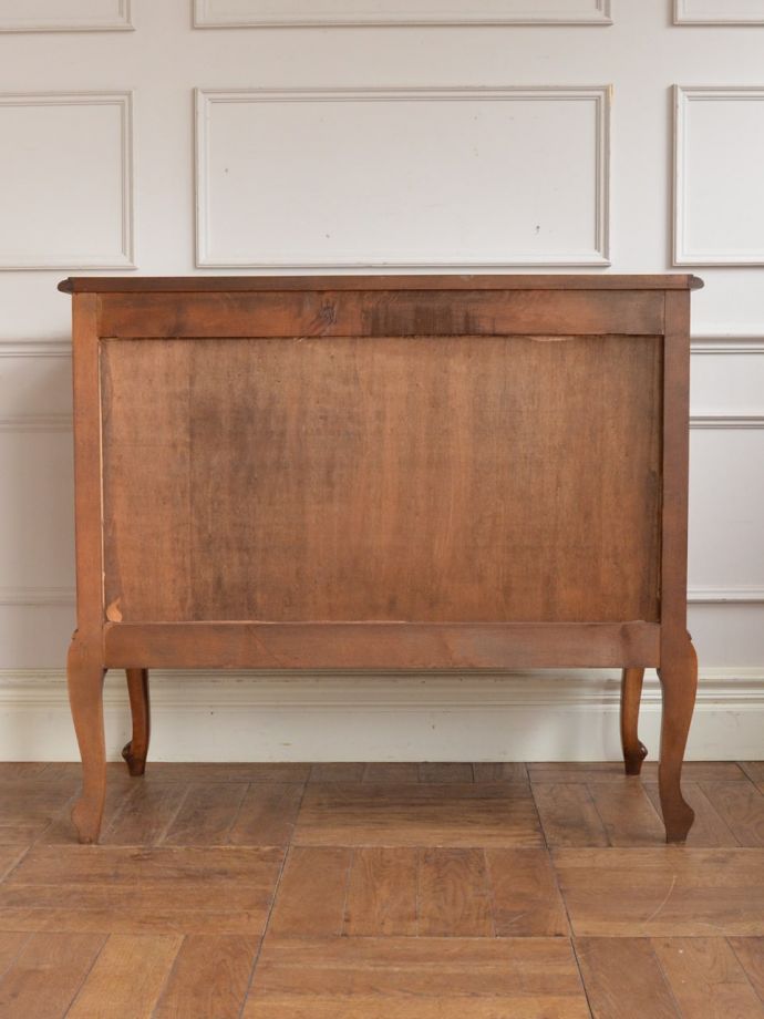 チェストの後ろ姿