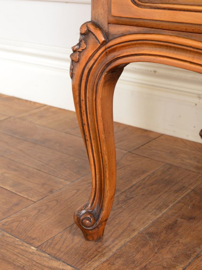 アンティークチェストの脚