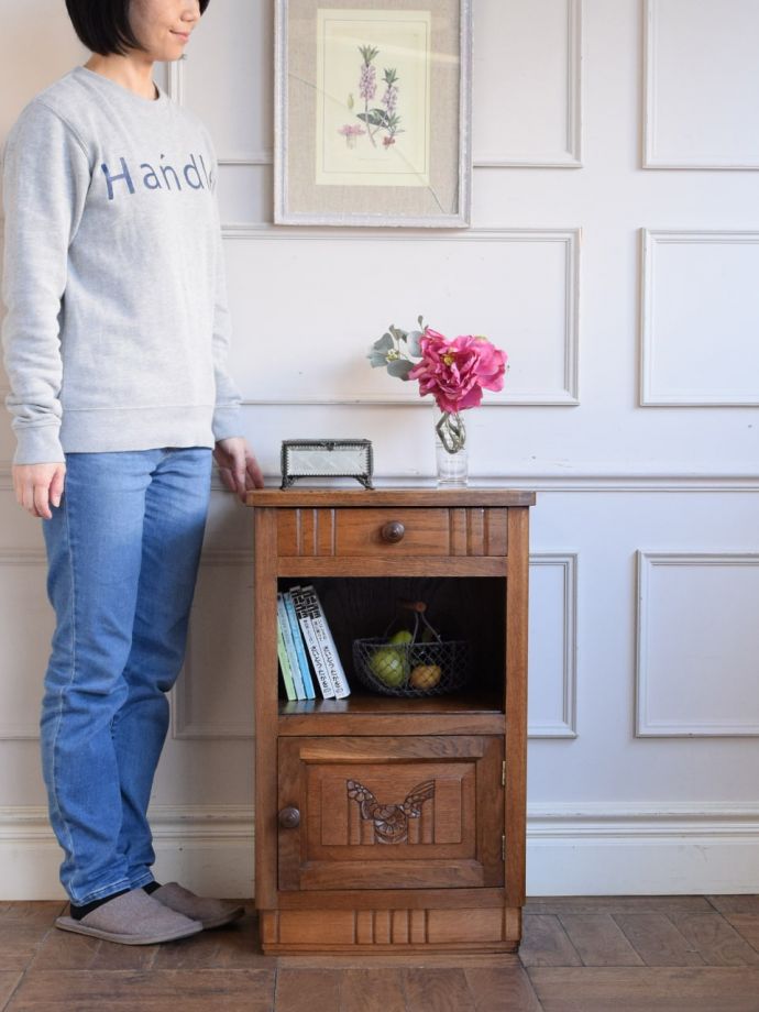 フランスの優雅なサイドキャビネット