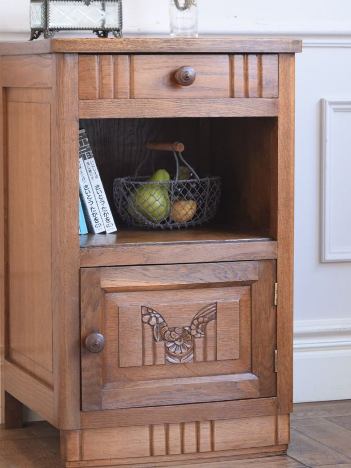 フランスのアンティークらしい美しい彫