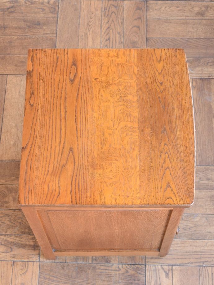 アンティークのサイドキャビネットの天板