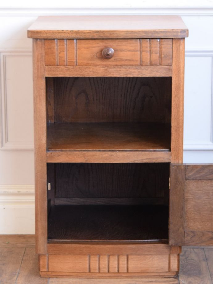 アンティークのサイドキャビネットの扉の中