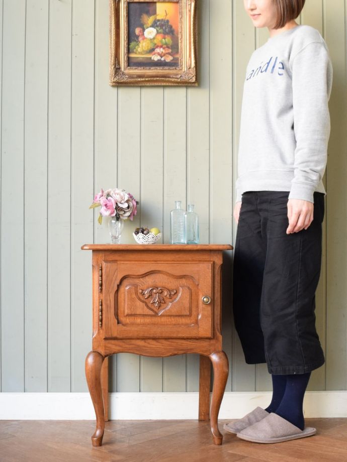 フランスの優雅なサイドキャビネット