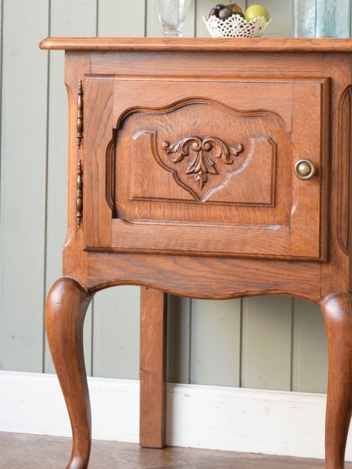 フランスのアンティークらしい美しい彫