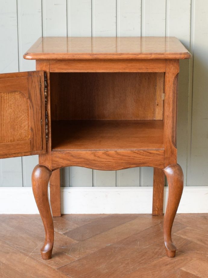 アンティークのサイドキャビネットの扉の中