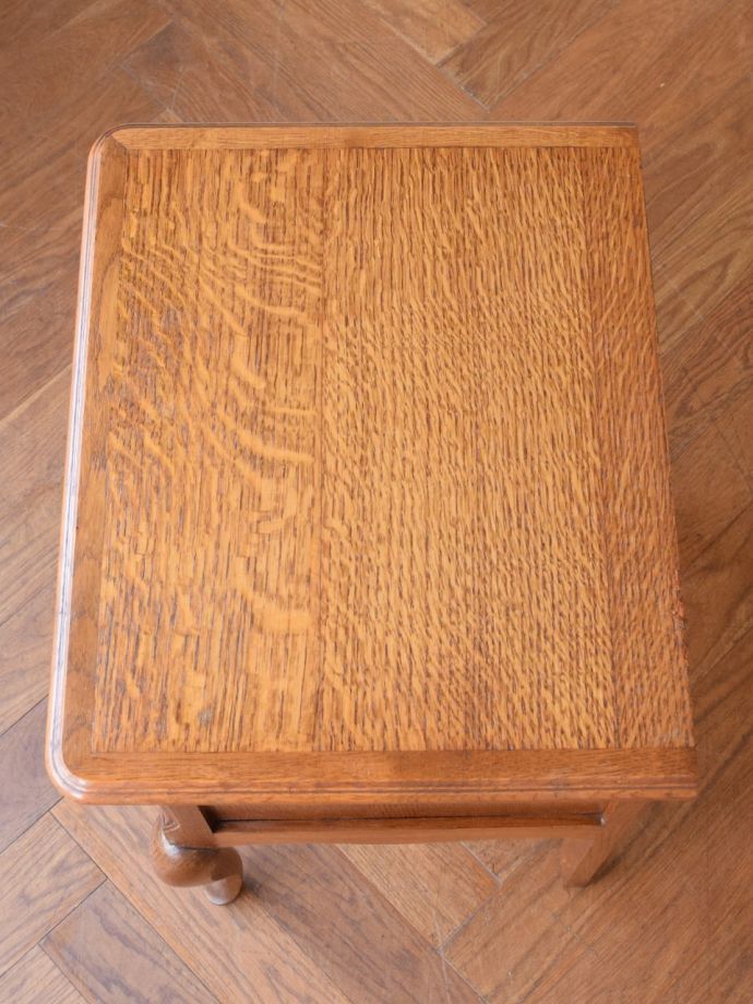 アンティークのサイドキャビネットの天板