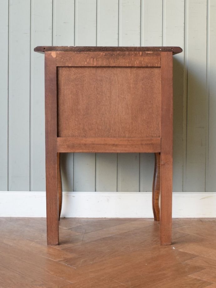 サイドキャビネットの後ろ姿