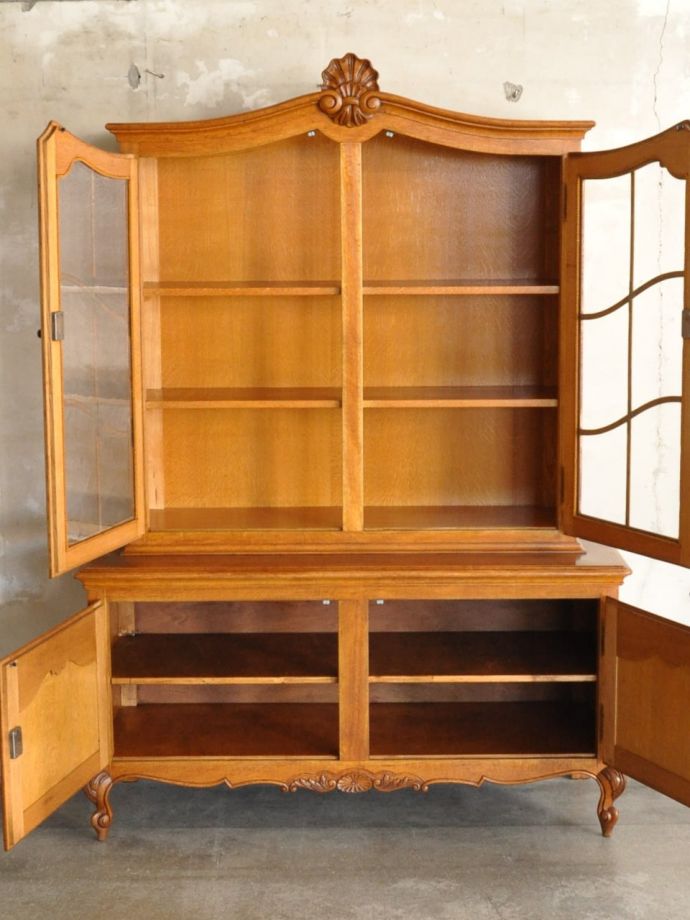 アンティークのキャビネットの扉の中