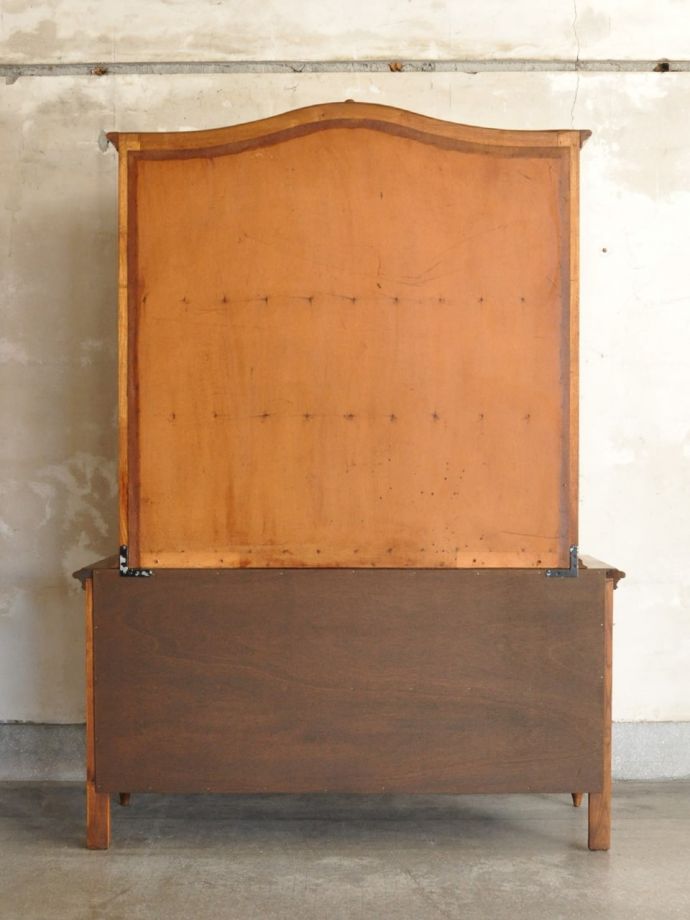 キャビネットの後ろ姿