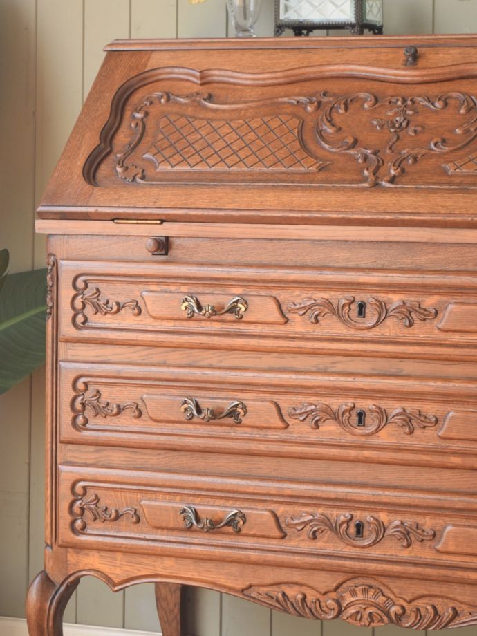 フランスのアンティークらしい美しい彫