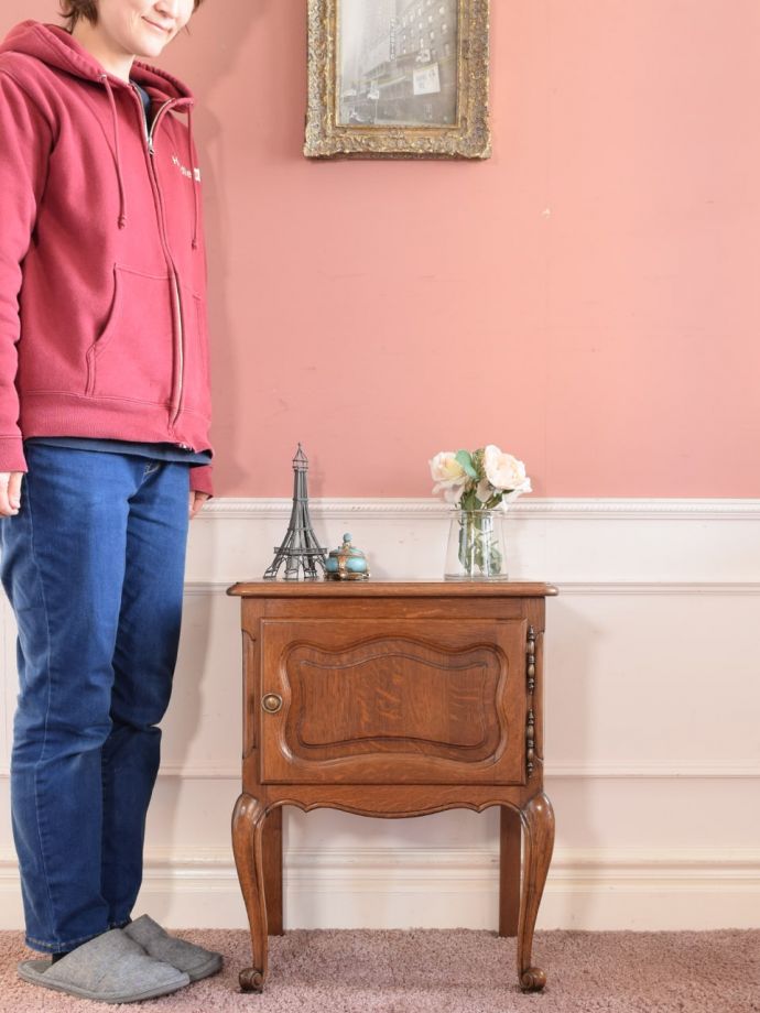 フランスの優雅なサイドキャビネット