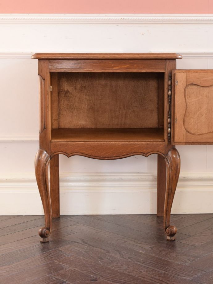 アンティークのサイドキャビネットの扉の中