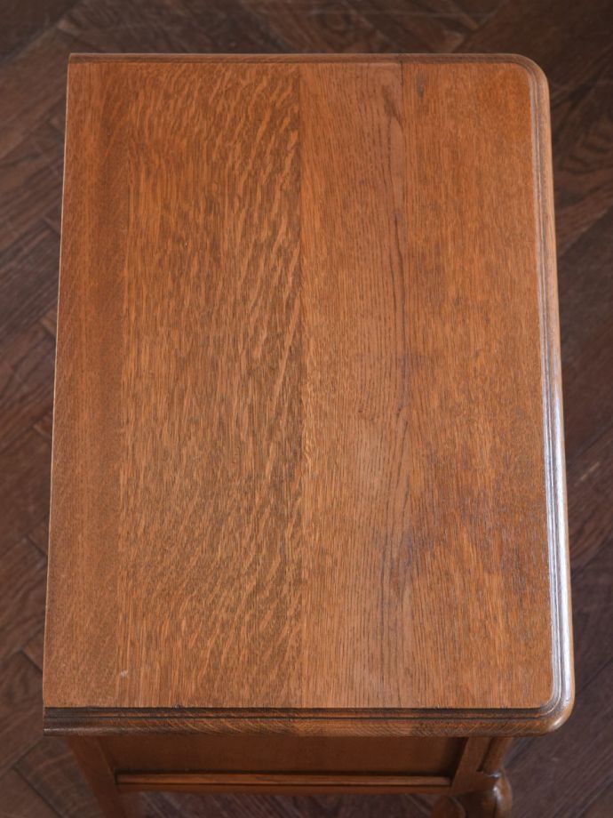 アンティークのサイドキャビネットの天板