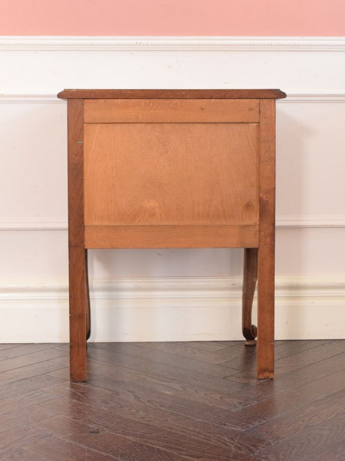 サイドキャビネットの後ろ姿