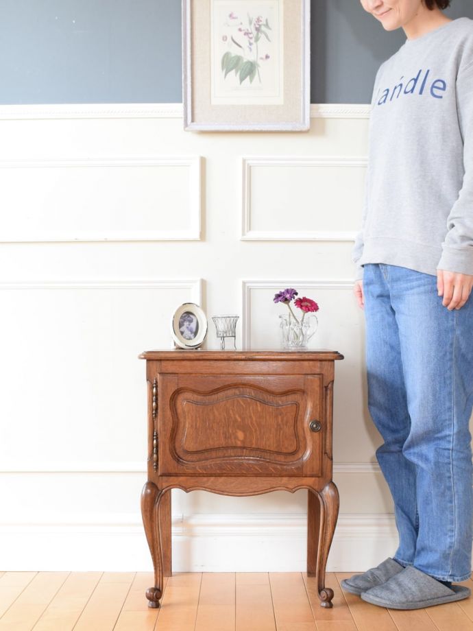 フランスの優雅なサイドキャビネット