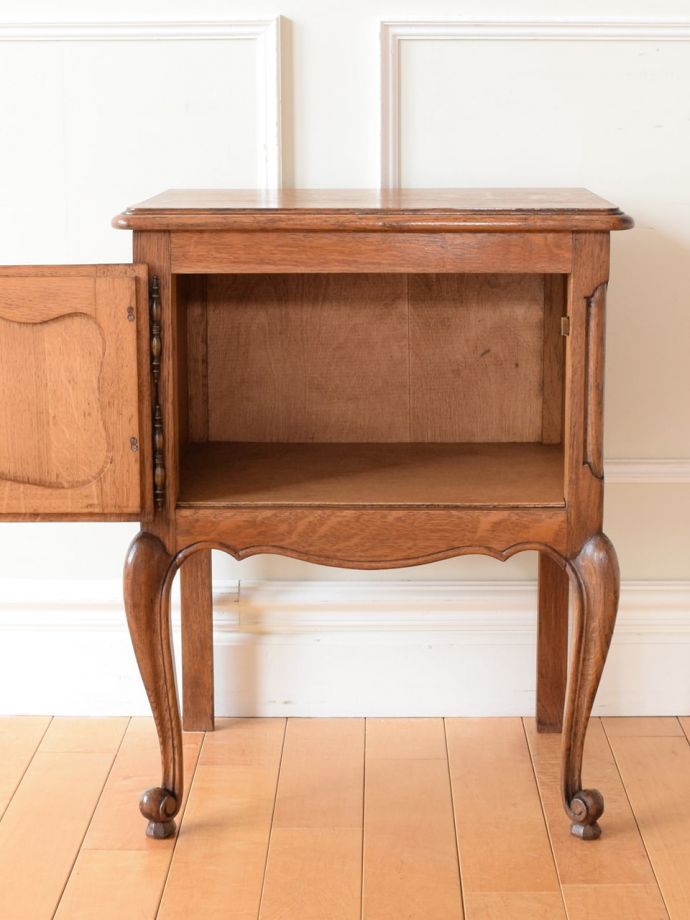 アンティークのサイドキャビネットの扉の中