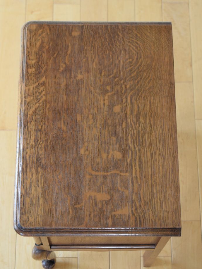 アンティークのサイドキャビネットの天板