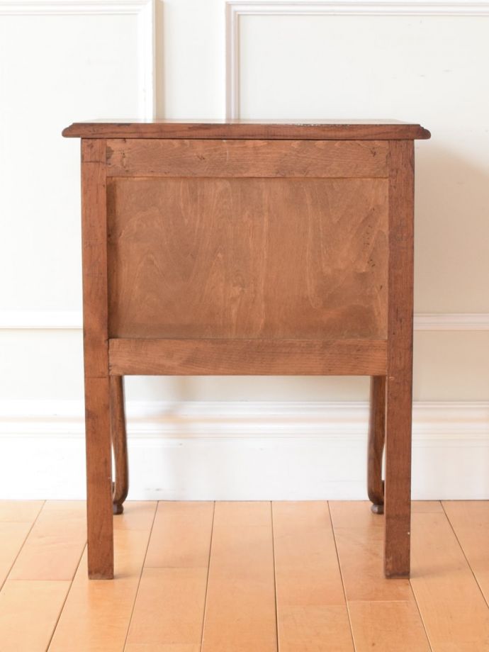 サイドキャビネットの後ろ姿