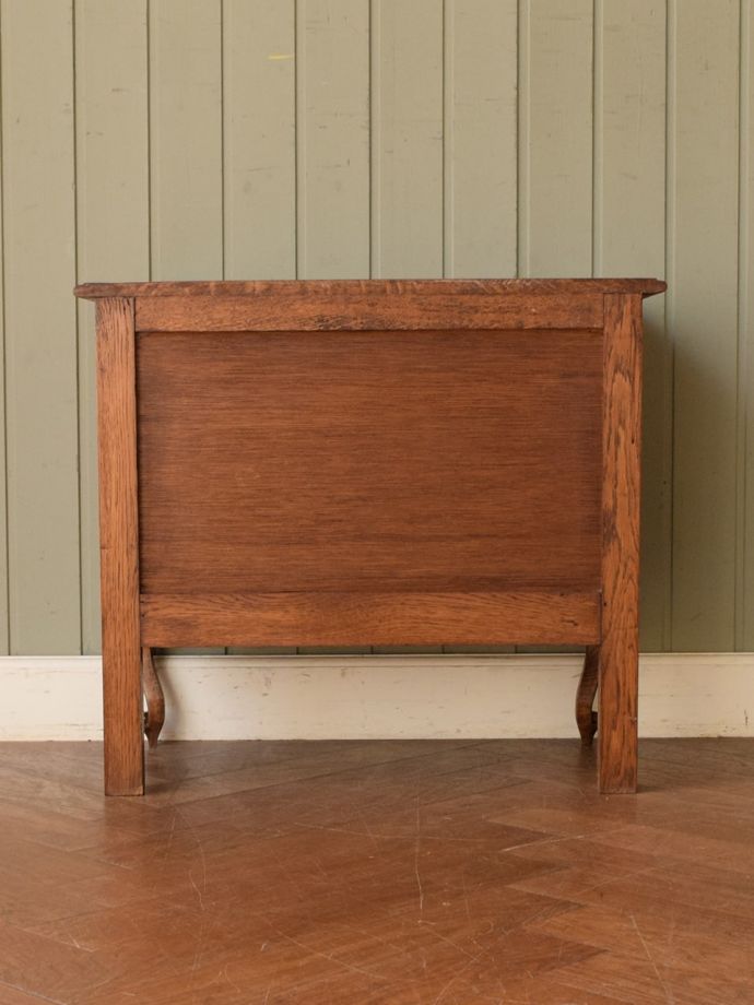 チェストの後ろ姿