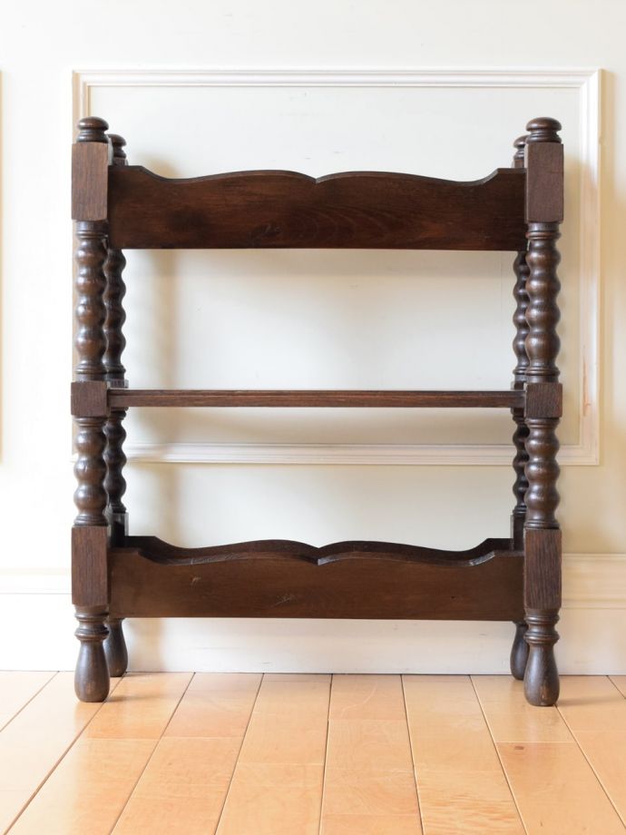 マガジンラックの後ろ姿