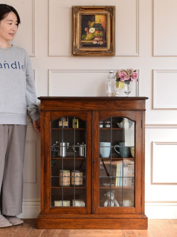 英国アンティークのガラスキャビネット