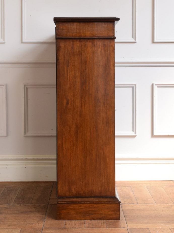 キャビネットの側面