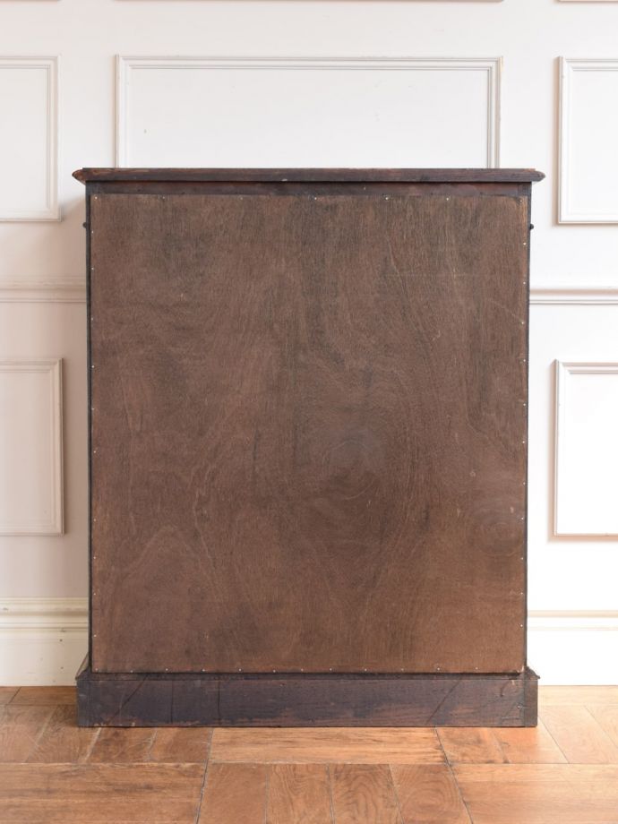 キャビネットの後ろ姿