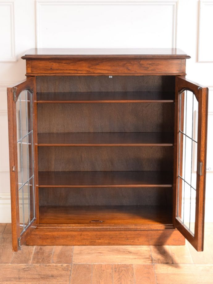 キャビネットの扉の中