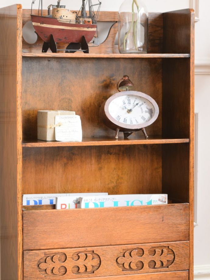 マガジンラック付きの本棚