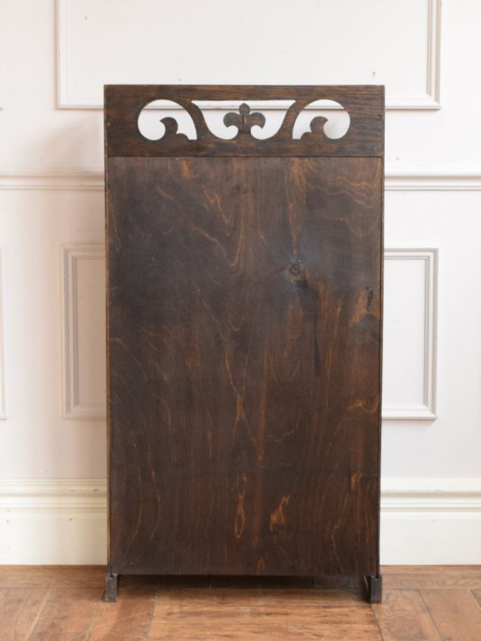 マガジンラックの後ろ姿