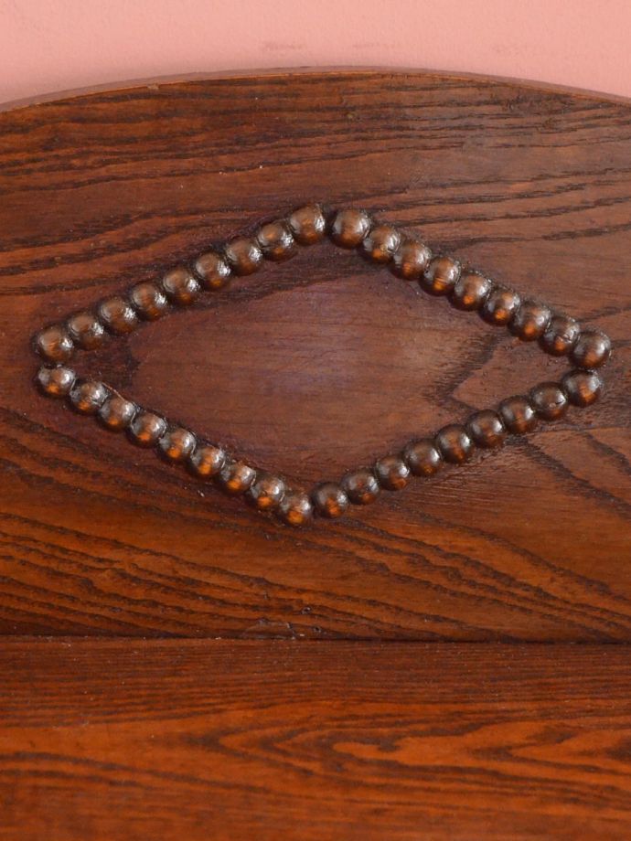 英国アンティーク家具らしい装飾