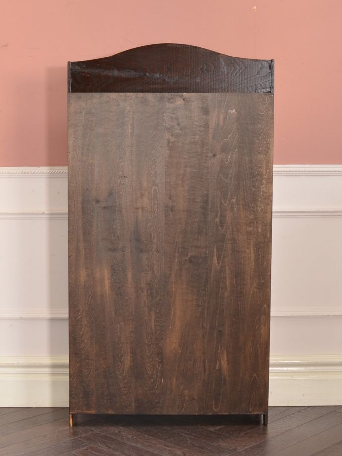 オープンシェルフの後ろ姿