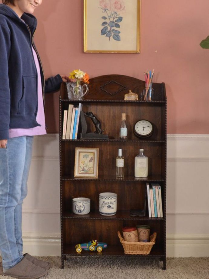 アンティークのオープンシェルフ