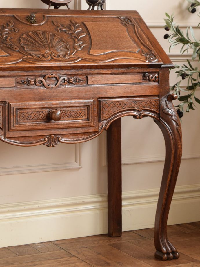 フランスのアンティークらしい美しい彫