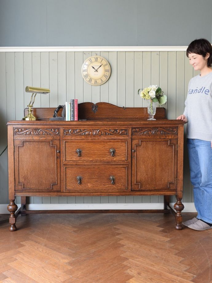 英国アンティークのサイドボード