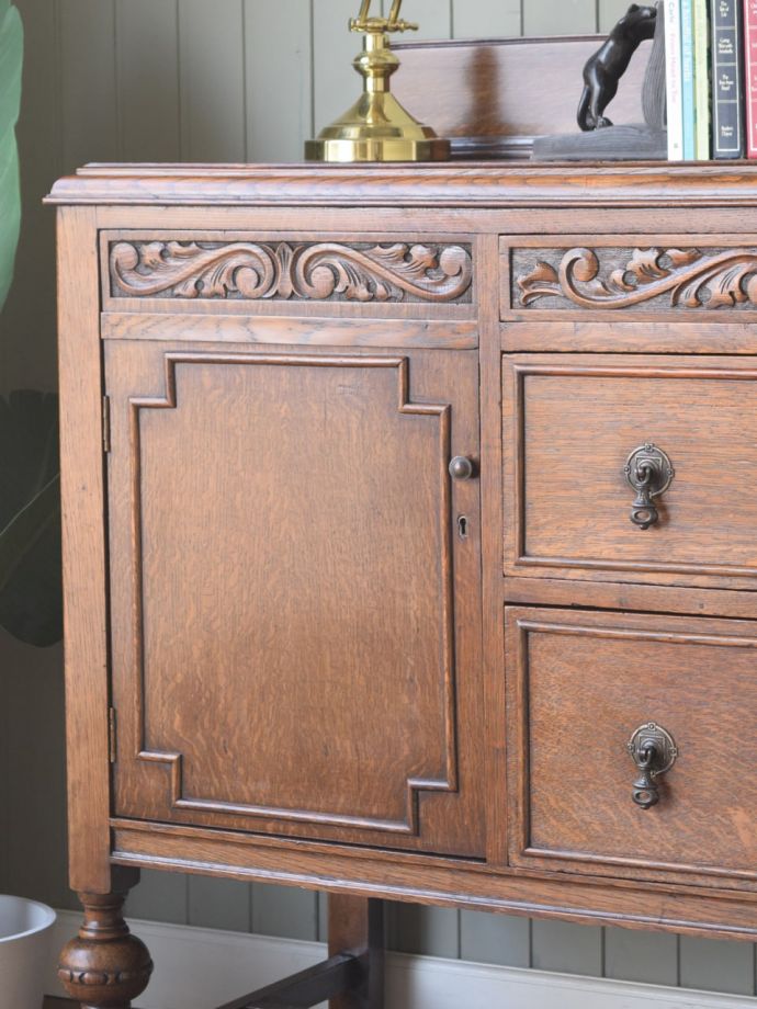 アンティーク家具らしさが漂うサイドボード