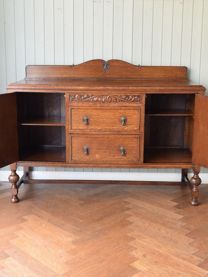 アンティークキャビネットの扉の中