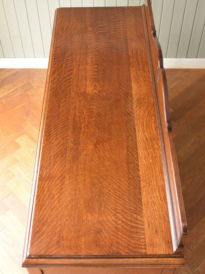 アンティークのサイドボードの天板