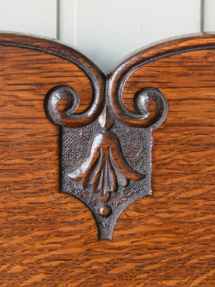 英国アンティーク家具らしい装飾