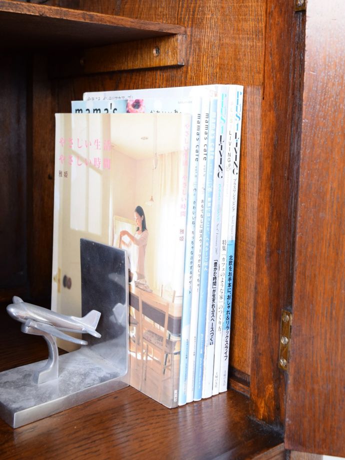 サイドボードの扉を開けると