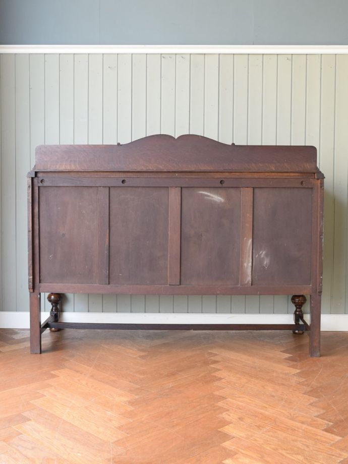 キャビネットの後ろ姿