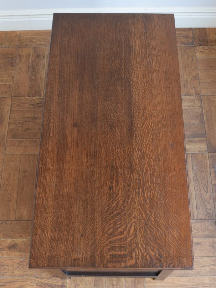 アンティークのブランケットボックスの天板