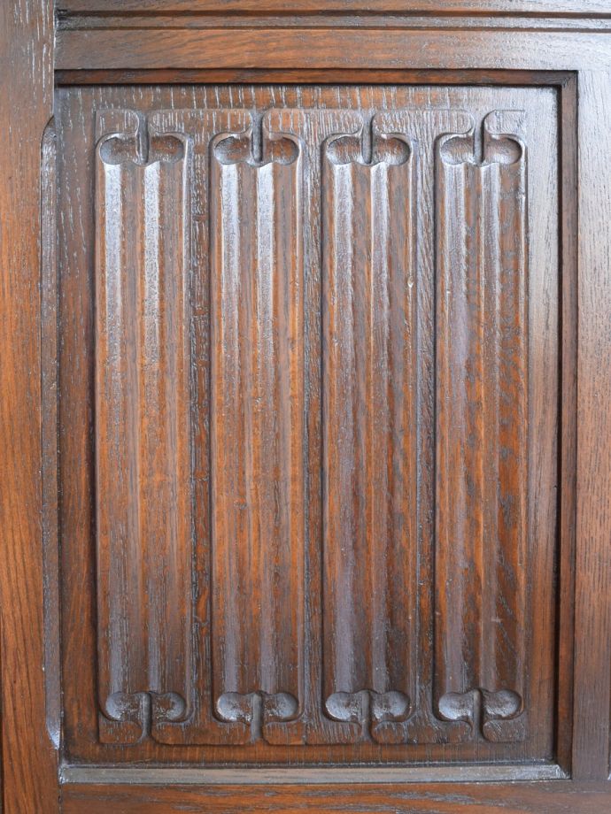 英国アンティーク家具らしい装飾